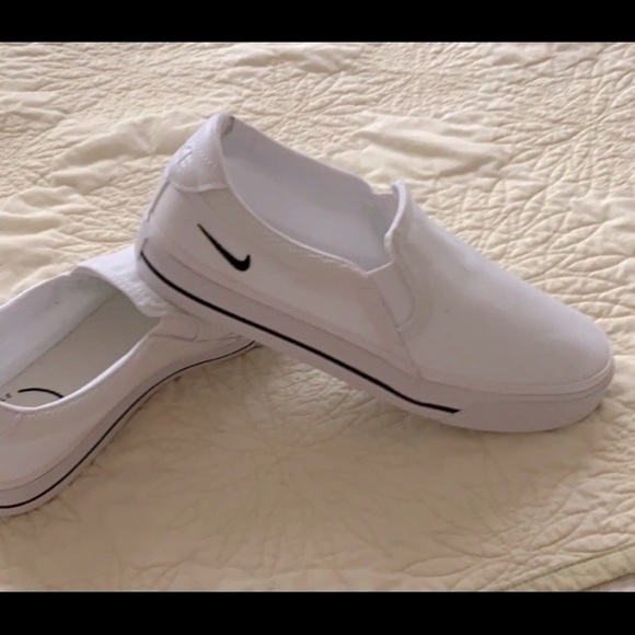 🌀 SOLD 🌀 SOLD 🌀 NEW Nike canvas slip-ons. - Picture 3 of 9